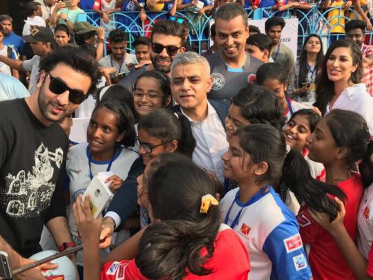 The Mayor and young footballers in Mumbai