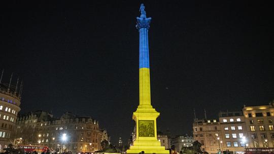 Nelsons Column in Trafalgar Square lit up in the colours of the Ukranian flag.