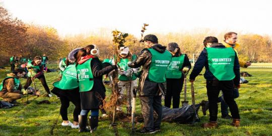 Beckton District Environment group with their back  