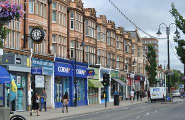 New Malden High Street by stevekeiretsu is licensed under CC BY-NC 2.0.